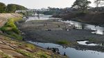 Penampakan Sungai di Madiun yang Mengering Akibat Kemarau