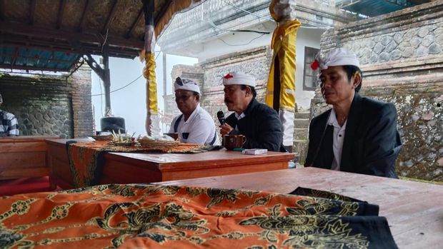 Pengempon Pura Pasar Agung menggelar rapat terkait piodalan di pura yang berlokasi di Desa Sebudi, Kecamatan Selat, Karangasem, Bali, itu pada Jumat (26/7/2024). (Foto: Dok. Humas Pura Pasar Agung)