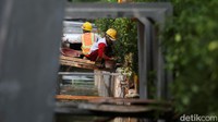 Pekerja menyelesaikan pembuatan saluran air.  