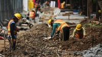 Perbaikan trotoar di Jalan Rasuna Said itu ditargetkan kelar pada November 2024.  