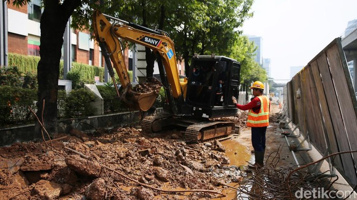 Pengerjaan Trotoar Kuningan Ditagetkan Selesai November 2024 Pekerja menyelesaikan perbaikan trotoar di Jalan H.R. Rasuna Said, Kuningan, Jakarta, Jumat (26/7/2024). Dinas Bina Marga DKI menargetkan penataan trotoar di kawasan tersebut selesai pada November 2024 sebagai upaya pemeliharaan fasilitas umum sekaligus mempercantik perkotaan.