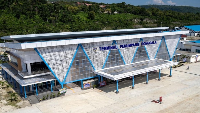 Warga berjalan menuju Terminal Penumpang Pelabuhan Donggala yang baru dioperasionalkan di Donggala, Sulawesi Tengah, Jumat (26/7/2024). Pelabuhan penumpang tersebut merupakan hasil pemindahan dari pelabuhan sebelumnya, yakni Pelabuhan Pantoloan yang kini ditingkatkan statusnya menjadi pelabuhan bongkar muat peti kemas. ANTARA FOTO/Bari Marzuki/tom.
