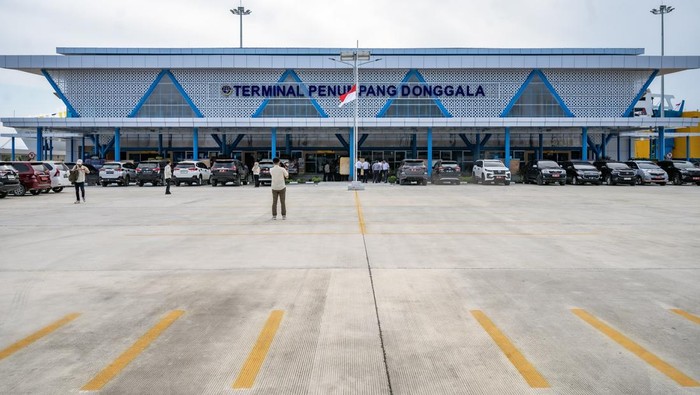 Pengoperasian terminal penumpang kapal di Donggala Warga berjalan menuju Terminal Penumpang Pelabuhan Donggala yang baru dioperasionalkan di Donggala, Sulawesi Tengah, Jumat (26/7/2024). Pelabuhan penumpang tersebut merupakan hasil pemindahan dari pelabuhan sebelumnya, yakni Pelabuhan Pantoloan yang kini ditingkatkan statusnya menjadi pelabuhan bongkar muat peti kemas. ANTARA FOTO/Bari Marzuki/tom.