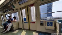 Pengunjung saat berada di gerbong kereta LRT Jabodebek. Hingga setahun terakhir sejak pertama kali dioperasikan, kurang lebih sudah 9 juta orang yang menggunakan moda transportasi LRT yang kini dioperasikan sebanyak 31 train set.