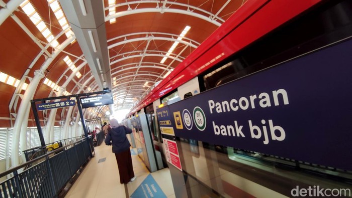 PT KAI bersama Bank bjb terus meningkatkan kolaborasi dengan layanan transportasi di Daerah Khusus Jakarta (DKJ) sebagai kota global dan pusat ekonomi terbesar di Indonesia. Seperti apa?

Salah satunya yakni melalui program penamaan stasiun atau naming rights untuk Stasiun Jabodebek LRT Pancoran. Nama stasiun itu kini berubah menjadi Stasiun LRT Jabodebek Pancoran bank bjb.