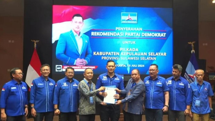 Penyerahan surat keputusan (SK) dukungan format B.1-KWK dari Partai Demokrat kepada Natsir Ali-Muhtar, di Kantor DPP Demokrat, Menteng, Jakarta Pusat, Kamis (25/7/2024).