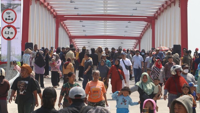 Peresmian Jembatan Jongbiru Kediri Warga berjalan kaki melewati Jembatan Jongbiru yang dibangun di atas Sungai Brantas saat peresmian di Kediri, Jawa Timur, Jumat (26/7/2024). Jembatan Jongbiru yang dibangun dengan anggaran Rp27 miliar dari APBN tahun 2023-2024 tersebut guna mendukung akses kendaraan menuju Bandara Dhoho sekaligus penghubung antara kota dengan kabupaten Kediri. ANTARA FOTO/Prasetia Fauzani/tom.