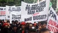 Massa membawa berbagai poster dan spanduk tuntutan yang meminta Komnas HAM membuat rekomendasi bahwa peristiwa Kudatuli merupakan pelanggaran HAM berat.  