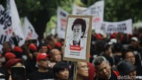 Peserta membawa foto Wiji Thukul.  
