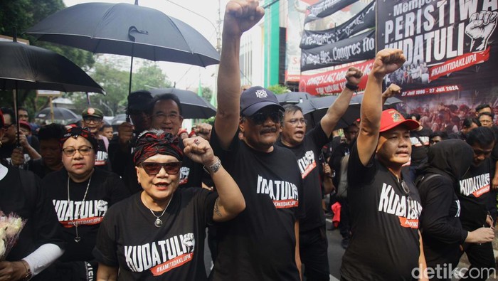 Peringatan Kerusuhan 27 Juli, Massa Jalan Kaki dari DPP PDIP ke Komnas HAM Sejumlah orang memperingati Kerusuhan 27 Juli (Kudatuli). Mereka berjalan kaki dari kantor DPP PDI Perjuangan menuju kantor Komnas HAM.