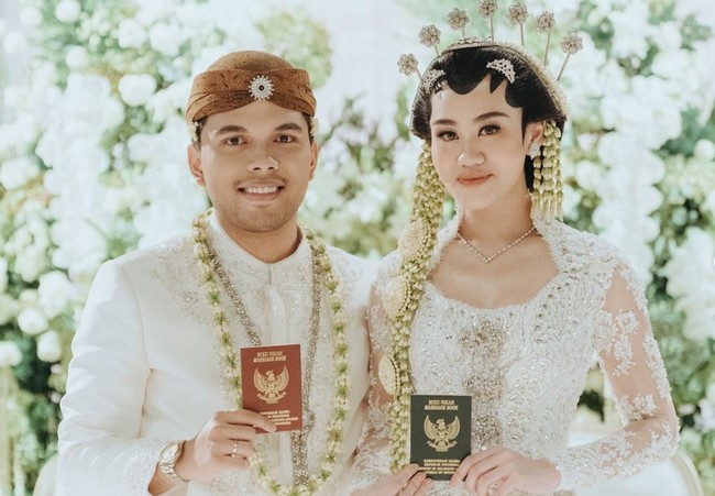 Aaliyah Massaid tampil mempesona saat dipersunting Thariq Halilintar. Saat akad nikah, Aaliyah tampil menggunakan adat Jawa dengan makeup soft bernuansa peach. Makeup flawless dengan kesan glowing mempercantik penampilan anak dari Reza Artamevia dan Adjie Massaid itu. Foto: Instagram/@thariqhalilintar @morden.co