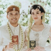 Aaliyah Massaid tampil mempesona saat dipersunting Thariq Halilintar. Saat akad nikah, Aaliyah tampil menggunakan adat Jawa dengan makeup soft bernuansa peach. Makeup flawless dengan kesan glowing mempercantik penampilan anak dari Reza Artamevia dan Adjie Massaid itu. Foto: Instagram/@thariqhalilintar @morden.co