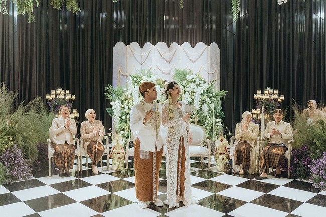 Kebaya dipadukan dengan kain batik klasik warna cokelat beraksen wiron. Senada dengan Aaliyah, Thariq memakai beskap putih dipadu kain batik, juga dari koleksi Rika Wirtjes. Foto: Instagram: @thariqhalilintar