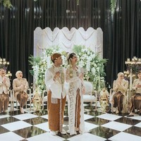 Kebaya dipadukan dengan kain batik klasik warna cokelat beraksen wiron. Senada dengan Aaliyah, Thariq memakai beskap putih dipadu kain batik, juga dari koleksi Rika Wirtjes. Foto: Instagram: @thariqhalilintar