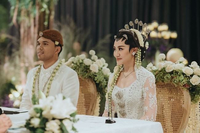 Kebaya yang dimodifikasi dari model Kutubaru ini bergaya kontemporer dengan garis leher tinggi di bagian belakang a la Eropa. Penampilannya makin istimewa berkat ekor kebaya panjang yang menyentuh lantai. Foto: Instagram: @thariqhalilintar