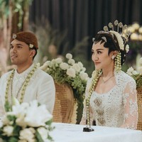 Kebaya yang dimodifikasi dari model Kutubaru ini bergaya kontemporer dengan garis leher tinggi di bagian belakang a la Eropa. Penampilannya makin istimewa berkat ekor kebaya panjang yang menyentuh lantai. Foto: Instagram: @thariqhalilintar