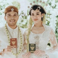 Aaliyah Massaid mengenakan kebaya putih rancangan desainer Rika Wirtjes. Kebaya lace dihiasi payet dan bros perak khas Jawa yang menambah kesan mewah. Foto: Instagram: @thariqhalilintar