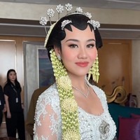 Aaliyah Massaid Tampil mempesona saat dipersunting Thariq Halilintar. Riasan natural dengan sentuhan glamor membuatnya semakin anggun di hari bahagianya. Foto: Instagram/@thariqhalilintar @morden.co