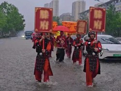 Viral Pernikahan Anti Mainstream, Digelar di Tengah Hujan dan Banjir