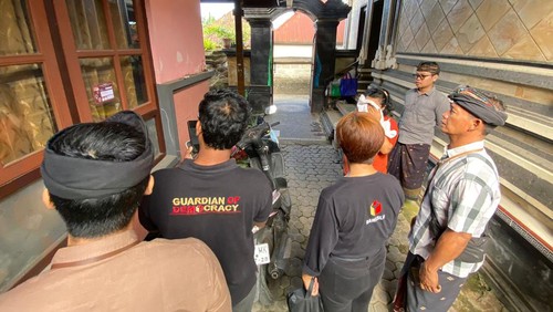 Petugas Bawaslu Klungkung saat memverifikasi data pemilih di Nusa Penida, Jumat (26/7/2024).