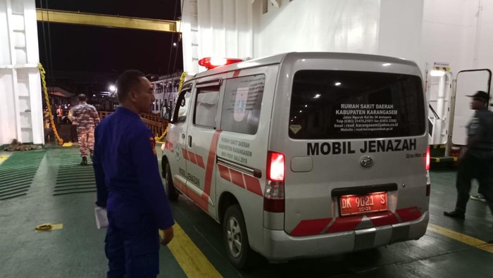 Petugas mengevakuasi pria yang ditemukan tewas dalam kapal di Pelabuhan Padangbai, Jumat (26/7/2024).