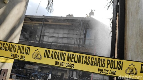 Petugas pemadam kebakaran melakukan pendinganan vila terbakar di Seminyak, Bali, Jumat (26/7/2024).