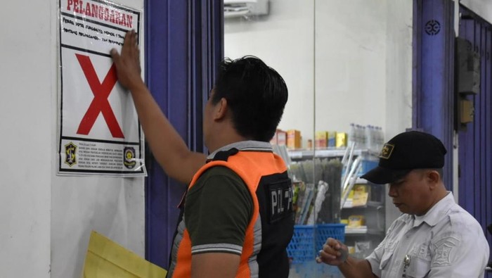Petugas Satpol PP Surabaya memasang stiker pelanggaran di lokasi penertiban