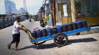 Setidaknya warga Muara Angke ini membutuhkan sekitar 200 liter air bersih untuk mandi, mencuci, dan kebutuhan kakus lainnya. Hal tersebut pun masih tergantung dengan jumlah anggota keluarga. Dalam sebulan, rata-rata warga di Muara Angke harus merogoh kocek sekitar Rp 600-800 ribu. Ironisnya, air-air yang dijual keliling itu sebagian juga berasal air PAM. Air itu diambil dari daerah dengan aliran air PAM yang relatif masih bersih, daerah yang agak jauh dari permukiman warga dan tepi laut.