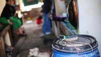 Salah satu warga Tembok Bolong, Muara Angke bernama Fani mengalami hal itu. Karena air sangat berharga disini, warga yang menaruh air bersih menggunakan drum-drum plastik berwarna biru yang berjejeran dan berukuran besar didepan rumahnya itu harus dilengkapi dengan rantai lengkap dengan gemboknya. Tujuannya yakni untuk melindungi tutup drum plastik agar tak bisa dibuka dan diambil airnya oleh orang yang tak bertanggung jawab.