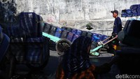 Para pedagang air ini menjual satu jeriken isi 20 liter air seharga Rp 2.500. Untuk kebutuhan itu, tiap keluarga harus membeli 10 jeriken dengan biaya Rp 25 ribu. Jumlah itu belum termasuk air galon isi ulang yang harus dibeli setiap harinya untuk kebutuhan konsumsi, termasuk memasak, dengan harga Rp 5.000.
