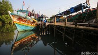 Air bersih di wilayah utara Jakarta seperti menjadi barang yang sangat langka. Baik air untuk kebutuhan konsumsi ataupun keperluan sehari-harinya.