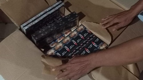 Polisi mengamankan ratusan kardus rokok Rastel ilegal di Kecamatan Kalabahi Timur, Kabupaten Alor, NTT, Kamis (25/7/2024). (Foto: Dok. Polres Alor)