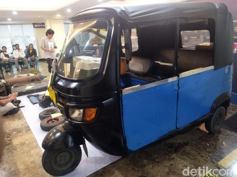 Polisi menggelar barang bukti kasus 'mutilasi' bajaj di Jakarta Barat, Jumat (26/7/2024).