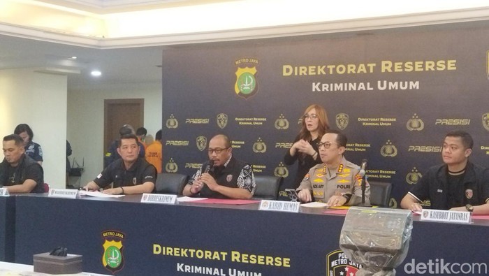 Polisi menggelar jumpa pers terkait pencurian bajaj di Kebon Jeruk, Jakarta Barat.