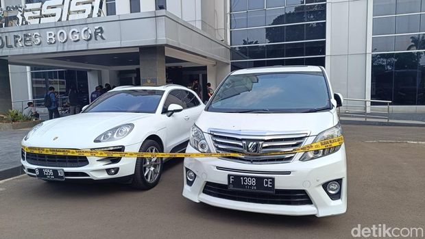 Polisi menyita mobil Porsche dan Alphard milik YS, pegawai KPK gadungan yang memeras ASN Pemkab Bogor.