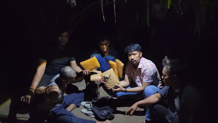 Polisi saat menangkap pelaku dan barang bukti (Foto: Dok Polsek Bagan Sinembah)