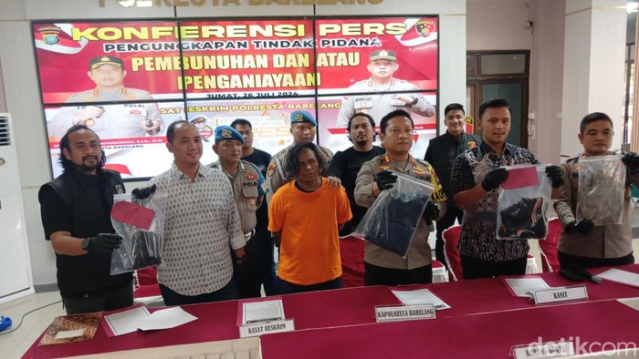 Polresta Barelang saat rilis kasus pembunuhan yang dilakukan Hermanto saat diamankan Satreskrim Polresta Barelang.(Alamudin/detikcom)