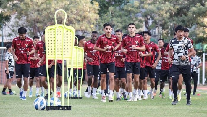 Sejumlah pesepak bola Timnas Indonesia mengikuti latihan jelang pertandingan semifinal ASEAN U-19 Boys Championship atau AFF U-19 di Lapangan THOR, Surabaya, Jawa Timur, Jumat (26/7/2024). Timnas Indonesia akan bertemu Malaysia dalam semifinal ASEAN U-19 Boys Championship atau AFF U-19 di Stadion Gelora Bung Tomo pada Sabtu (27/7). ANTARA FOTO/Rizal Hanafi/tom.