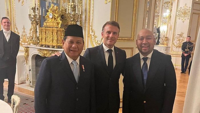 Presiden terpilih, Prabowo Subianto, mengunggah foto bersama dengan Presiden Prancis, Emmanuel Macron, dan putranya Didit Hediprasetyo. Unggahan Prabowo itu menggunakan keterangan Bahasa Prancis.