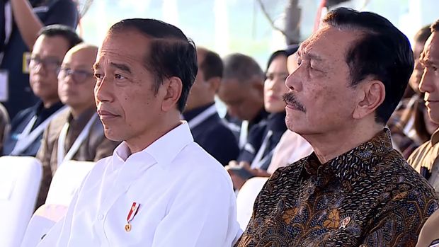 Presiden RI Jokowi bersama Menko Marvest Luhut Binsar Panjaitan di acara Operasional Kawasan Industri Terpadu Batang, Kab. Batang, 26 Juli 2024. (Tangkapan Layar Youtube)
