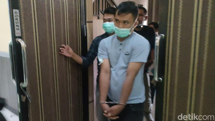 Pria bernama Kaharuddin saat diamankan polisi usai menganiaya pacarnya di Polman.