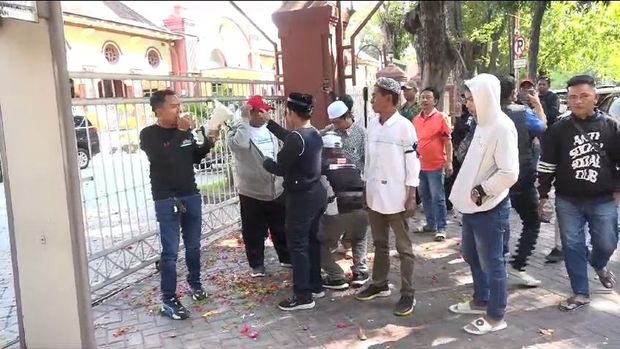 Puluhan orang aksi tabur dan kirim karangan bunga di PN Surabaya