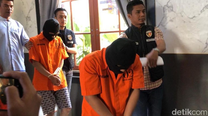 RA (29) dan AA (23) saat dihadirkan dalam rilis Polresta Bukittinggi (M. Afdal Afrianto/detikSumut).