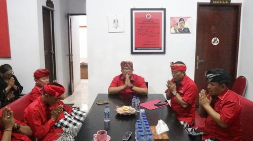 Rapat pleno DPC PDIP Tabanan menyikapi I Nyoman Mulyadi yang hendak maju Pilbup 2024 dari Partai Golkar, Kamis (25/7/2024). (Dok. DPC PDIP Tabanan)