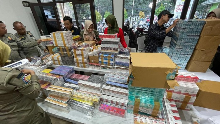 Operasi Gabungan Satpol PP dan Bea Cukai Berhasil Menindak Warung di Bogor, Menyita Ratusan Ribu Rokok Ilegal