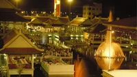 Mengusung konsep restoran terapung, sebanyak 5.000 orang bisa makan bersamaan di sini. Restorannya bernama Royal Dragon Restaurant yang berlokasi di Bangkok, Thailand. Foto: Discovery UK