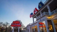 Steak, seafood, hingga menu penutup Eropa yang klasik dapat dinikmati di Zehnders Restaurant. Berlokasi di Michigan, Amerika Serikat restoran ini mampu menampung 1.500 pax. Foto: Discovery UK
