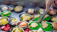 Di Inggris ada restoran yang terkenal dengan sajian 300 menu dari seluruh dunia. Untuk melayani tamunya Za Za Bazaar memiliki kapasitas hingga 1.000 tamu dalam satu waktu. Foto: Discovery UK