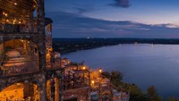 Restoran bernama Oasis on Lake Travis di Texas ini memiliki pemandangan matahari terbenam menghadap danau yang indah. Dalam satu waktu makan mereka mampu menampung 2.800 orang. Foto: Discovery UK