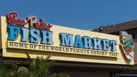 San Pedro Fish Market di Los Angeles, Amerika Serikat menjadi restoran seafood yang diandalkan penduduk sekitar. Saking besarnya sebanyak 3.000 pelanggan mampu dilayani dalam satu waktu. Foto: Discovery UK